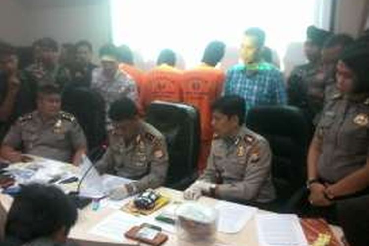 Kepala Polda Sulsel, Inspektur Jendral (Irjen) Polisi Anton Charliyan didampingi Komisaris Besar (Kombes) Polisi Dicky dan Ajun Komisaris Besar Polisi (AKBP) Said Anna Fauza di markas Polresta KPPP Pelabuhan Makassar, Jumat (9/12/2016) 