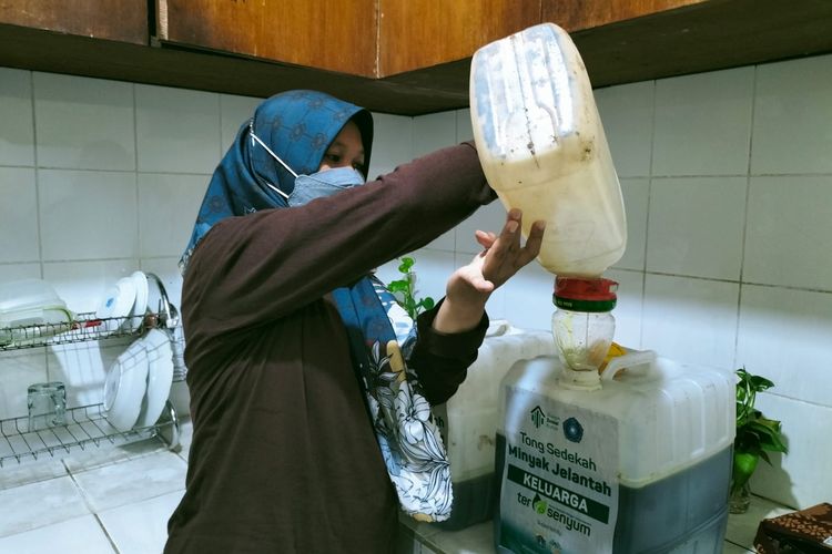 Warga Kelurahan Joglo, Kembangan, Jakarta Barat, mulai memanfaatkan limbah minyak goreng bekas atau jelantah menjadi pundi-pundi uang. 
