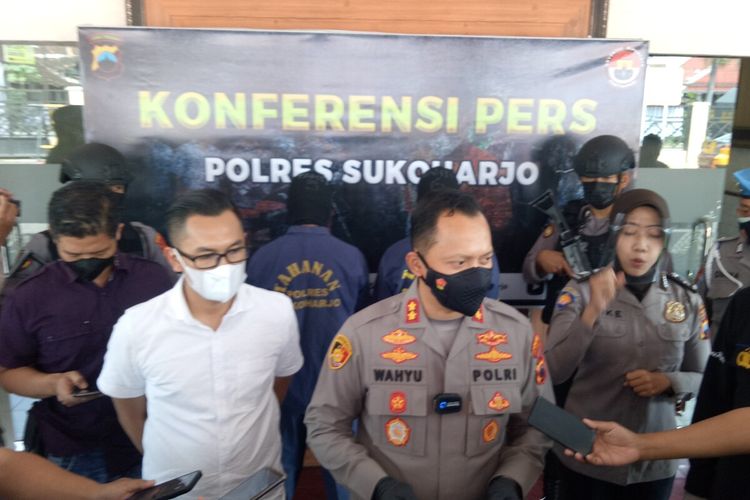 Kapolres Sukoharjo, AKBP Wahyu Nugroho Setyawan dan kedua pelaku dugaan penganiayaan bocah 7 tahun dihadirkan dalam konferensi pers di Mapolres Sukoharjo, Jawa Tengah, Rabu (13/4/2022).