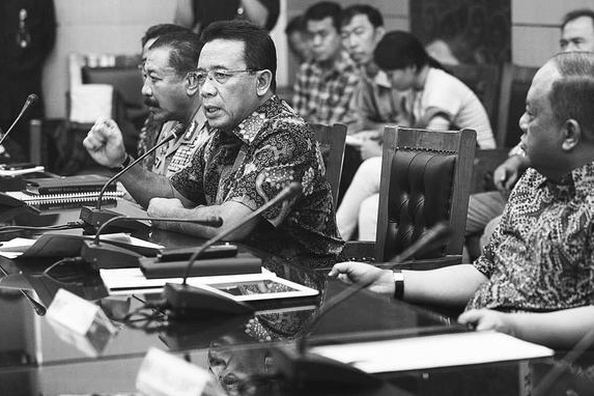 Kapolri Jenderal (Pol) Timur Pradopo, Menko Polhukam Djoko Suyanto, dan Kepala BIN Letjen  Marciano Norman (kiri ke kanan) memberikan keterangan pers di gedung Kemenko Polhukam, Jakarta, Minggu (9/9). Mereka memberikan penjelasan seputar ledakan bom di Beji, Depok, Jawa Barat.