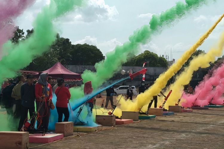 Kontes roket air di Taman Pintar sebelumnya digelar di lapangan. Pada 2022, kontes dilakukan di Embung Giwangan.