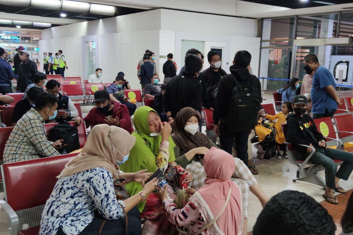 Suasana di posko Sriwijaya Air di Terminal II Bandara Soekarno-Hatta, Banten, Sabtu (9/1/2021) setelah pesawat Sriwijaya Air atuh di Kepulauan Seribu, Sabtu (9/1/2021). Puluhan orang menunggu kepastian terkait nasib anggota keluarganya yang berada dalam pesawat itu.