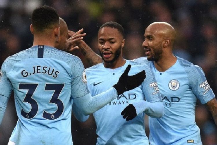 Gabriel Jesus, Fernandinho, dan Fabian Delph merayakan gol Raheem Sterling pada pertandingan Manchester City vs Everton di Stadion Etihad dalam lanjutan Liga Inggris, 15 Desember 2018. 