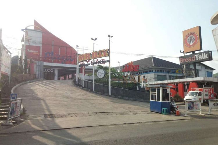 Plaza Asia, mall terbesar di Sumedang, Jawa Barat ditutup sementara setelah seorang juru parkir positif Covid-19. AAM AMINULLAH/KOMPAS.com