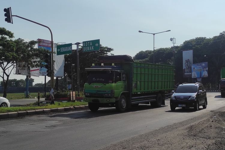 JALUR LINGKAR: Sejumlah kendaraan melintas di petigaan jalur Lingkar Pantura Demak, Kamis (4/4/2024). 