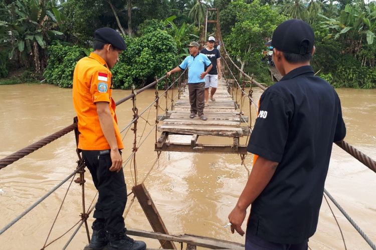 Jembatan terputus menyebabkan tiga orang terjatuh dan tewas. 