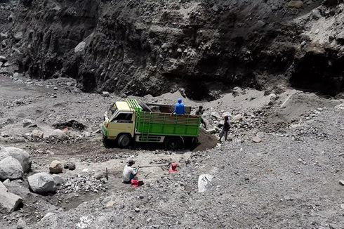 Menggali Pasir Saat Merapi Siaga, Warga: Khawatir, tetapi Bagaimana Lagi?