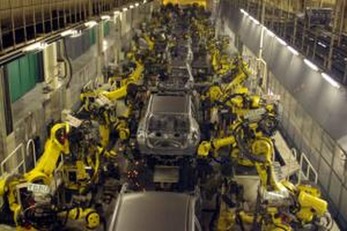 Robot-robot canggih mengerjakan proses perakitan di Nissan Kyushu Plant, Fukuoka, Jepang.