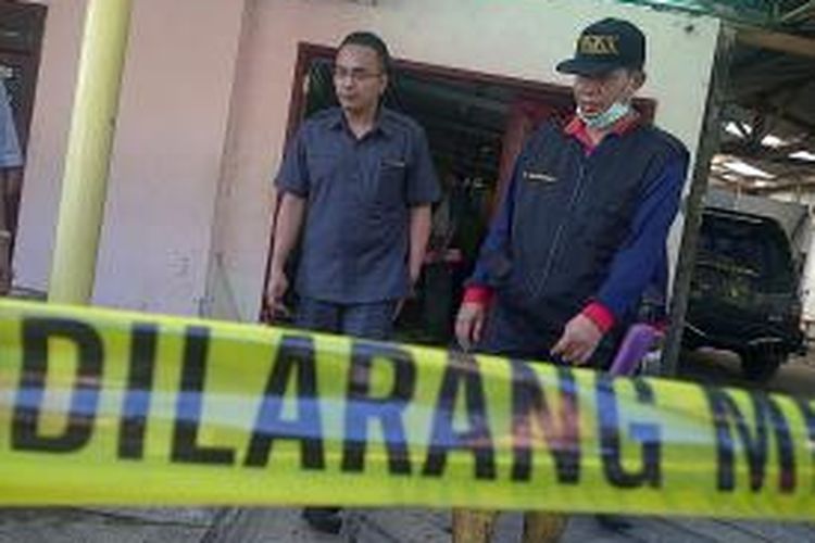 Saat tim Labfor Polda Jatim melakukan olah TKP di rumah korban terbakar di Kabupaten Malang, Jawa Timur.Rabu (16/7/2014).