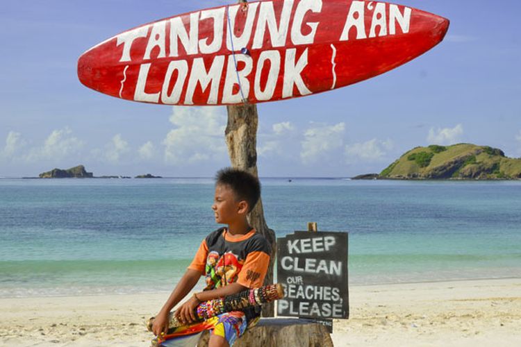 Pantai Tanjung Aan di Kawasan Ekonomi Khusus (KEK) Mandalika di Pulau Lombok, Nusa Tenggara Barat.  