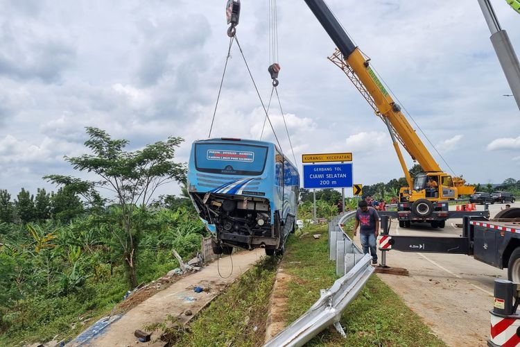 Proses evakuasi Bus yang mengalami kecelakaan di ruas tol Ciawi ?Sukabumi tepatnya di KM 48+600 B pada Jumat (4/3/2022)