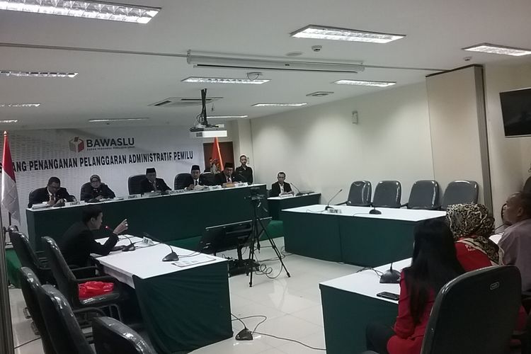 Meja terlapor kosong. Komisi Pemilihan Umum (KPU) RI absen dari sidang penanganan pelanggaran administratif Badan Pengawas Pemilihan Umum (Bawaslu) RI, di Jakarta, Rabu (8/11/2017). KPU juga tidak mengutus wakil.