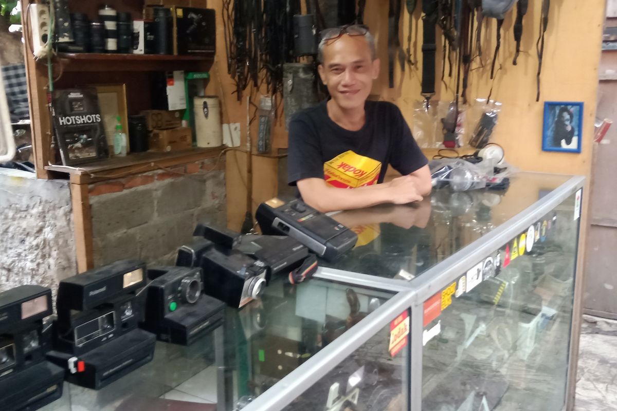 Arif Kamera yang berjualan Kamera Jadul Di Kebayoran Lama