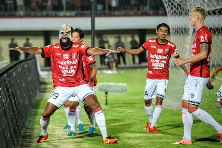 Selebrasi striker Bali United, Sylvano Comvalius, saat berhasil mencetak gol ke gawang Sriwijaya FC.