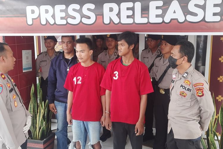 M Ilham (22) dan M Nabiel (22) dua pelaku jambret saat berada di Polsek Ilir Barat 1 Palembang, Kamis (10/11/2022).