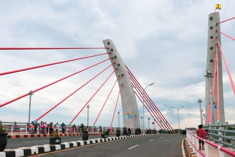 Jembatan Sei Alalak, Banjarmasin, Kalimantan Selatan.
