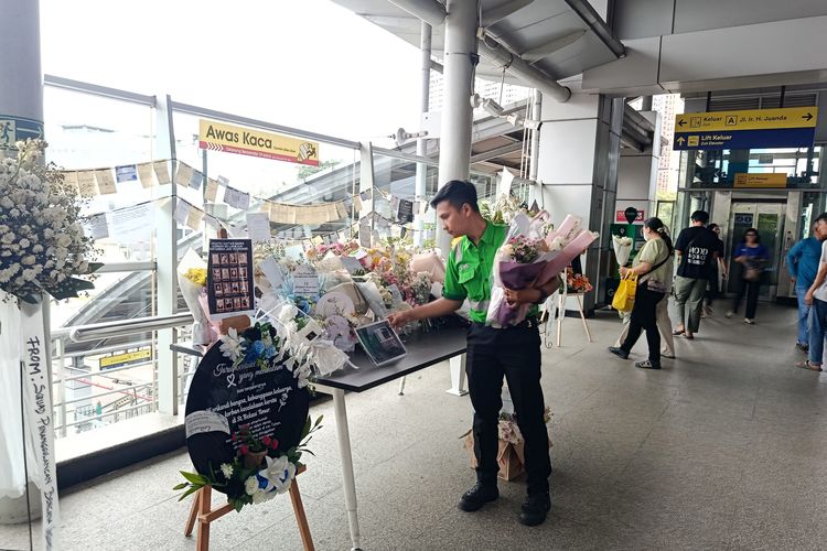 Bunga-bunga yang Tak Layu di Stasiun Bekasi Timur...
