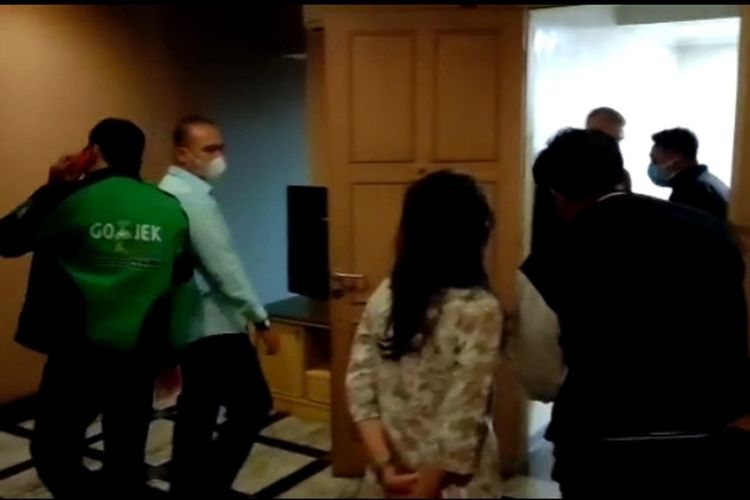 Seorang Aparatur Sipil Negara (ASN) berinisial T digerebek oleh istrinya S karena dugaan berselingkuh dengan seorang perempuan ST di sebuah hotel di Kota Tangerang, Kamis (29/9/2022). Saat ini insiden tersebut telah diproses secara hukum.