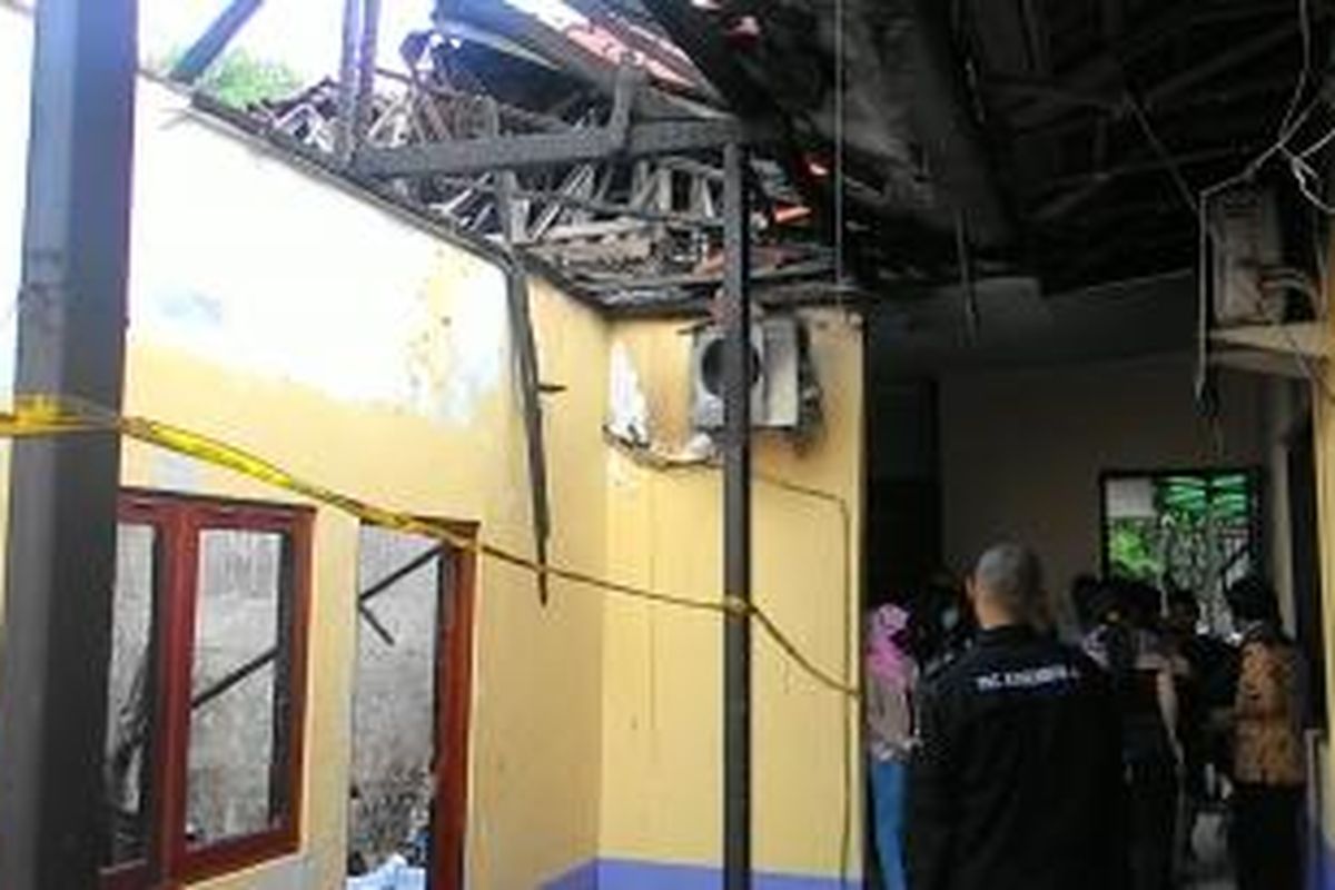 Tim Laboratorium Forensik Mabes Polri melakukan olah tempat kejadian perkara (TKP) di kantor Komisi Nasional Perlindungan Anak (Komnas PA) yang terbakar di Pasar Rebo, Jakarta Timur. Senin (29/6/2015).