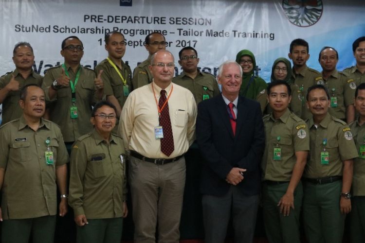 Para penerima beasiswa berfoto bersama Murdiyono, Sekretaris Direktur Jenderal Pengendalian DAS dan Hutan Lindung, Carel de Groot, Staf Ahli Sumber Daya Air Kedubes Belanda, serta Peter van Tuijl, Direktur Nuffic Neso Indonesia