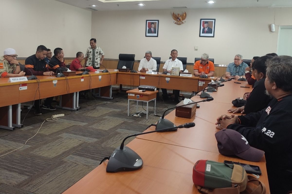 Ketua DPRD DKI Jakarta, Prasetyo Edi Marsudi saat menemui perwakilan The Jakmania terkait pertandingan Persija vs Persib yang akan berlangsung pada Jumat (31/3/2023) malam. Pertemuan itu berlangsung di Gedung DPRD DKI Jakarta pada Kamis (30/3/2023). 
