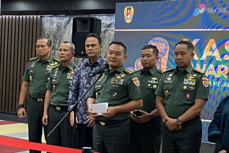 Kepala Staf TNI AD (KSAD) Jenderal Dudung Abdurachman beserta jajaran usai acara penghargaan KSAD Award di Mabesad, Jakarta Pusat, Senin (10/7/2023) petang.