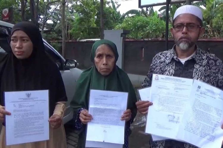 Nur Islam (52) pengungsi asal Rohingya memboyong enam orang keluarganya mengurus dokumen Warga Negara Indonesia (WNI) di kantor Dinas Kepependukan dan Catatan Sipil Kota Makassar.