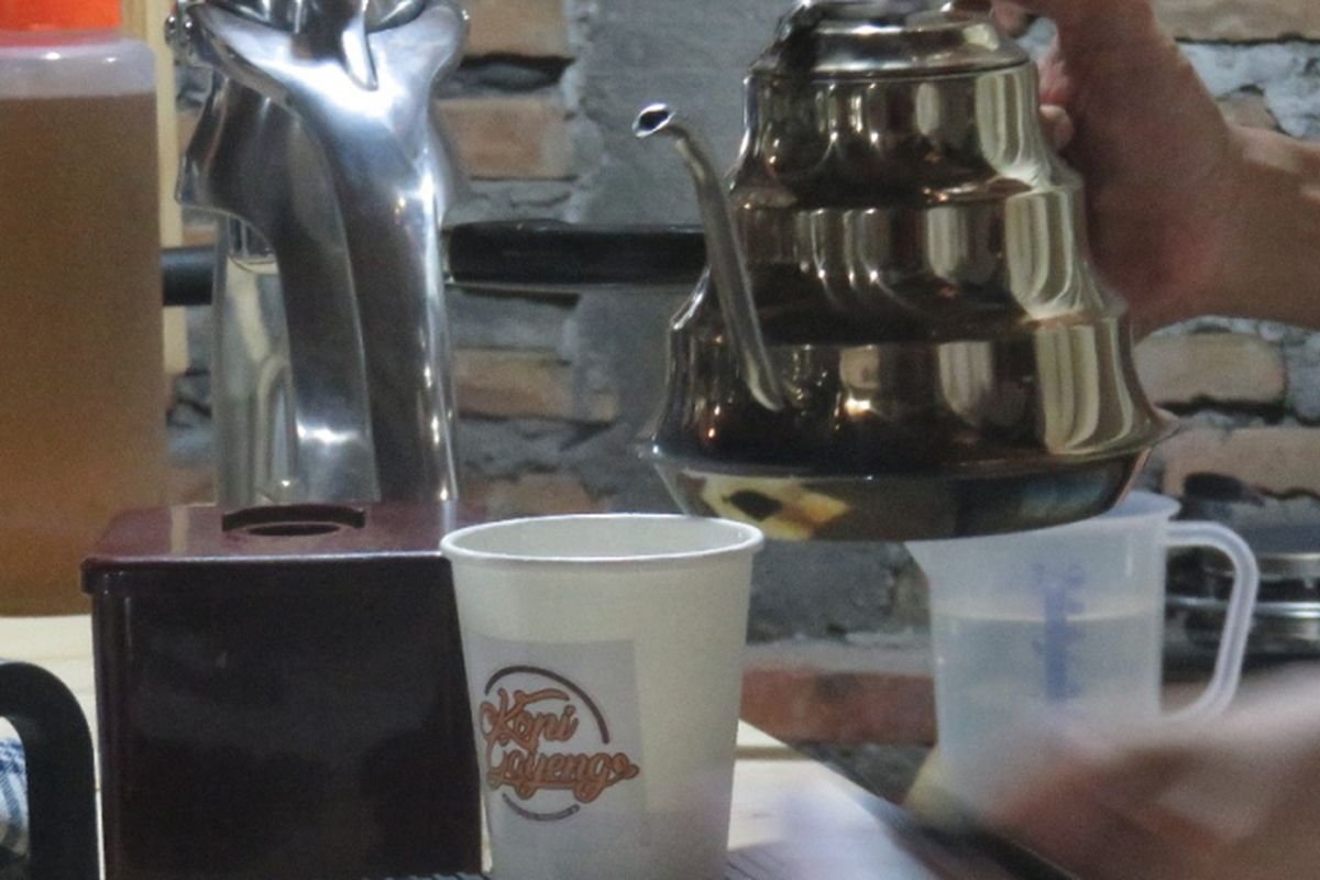 Salah satu barista di Studio Kopi sedang meracik kopi
