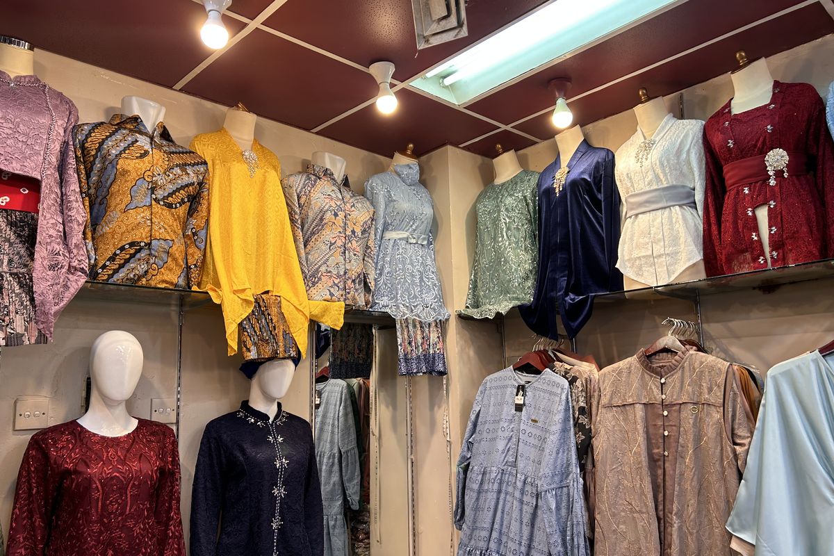 Beberapa koleksi kebaya modern dan batik pria di Toko Maroon, ITC Depok