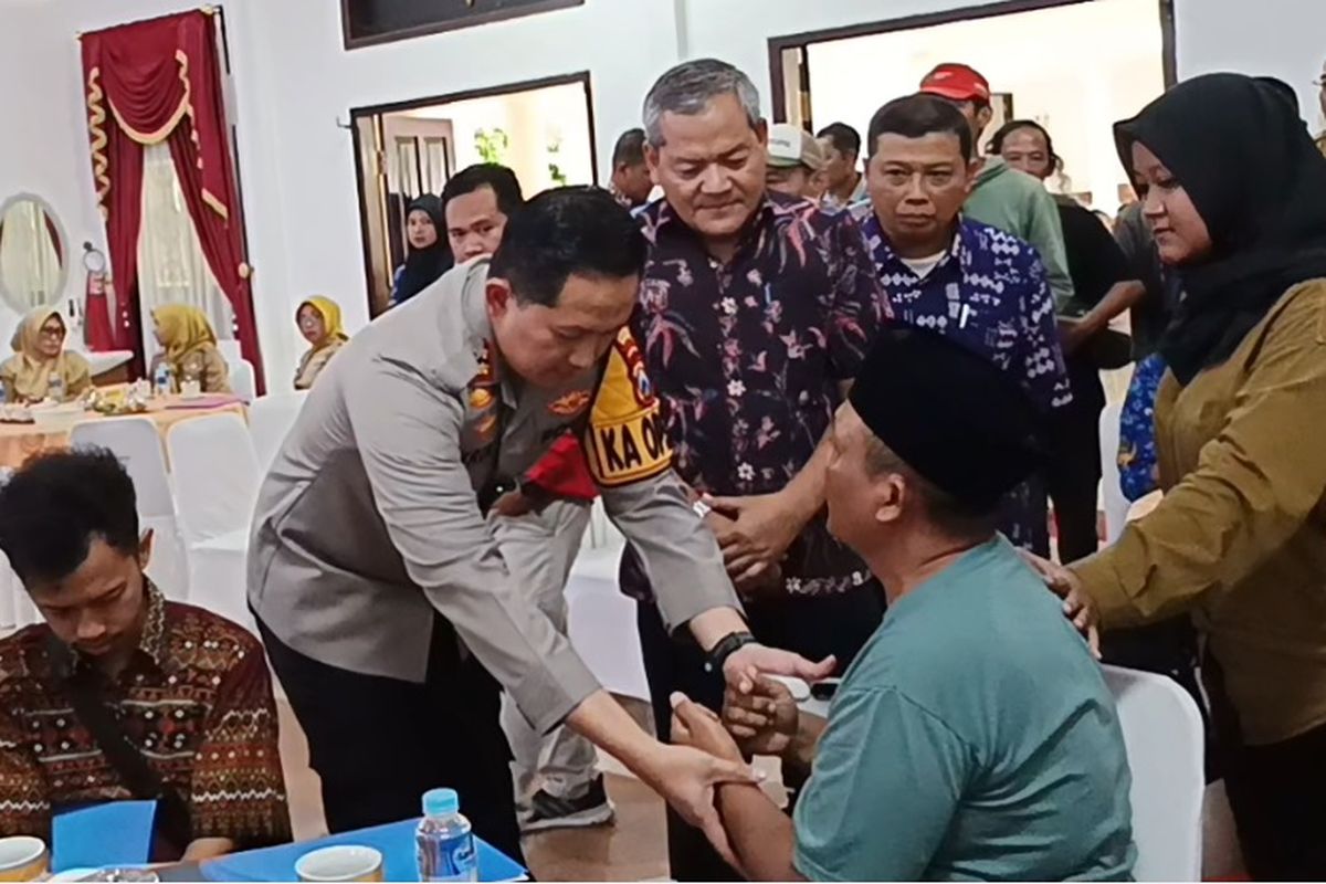 Kapolres Magetan AKBP Pangeran Erik Bangun Perkasa menenangkan Jupri, ayah dari korban meninggal Resyka Nadya Maharani Putri, warga Gemarang, Madiun menyampaikan rasa kecewa karena tidak ada perwakilan Pt KAI Daop 7 Madiun yang menyampaikan empati secara langsung ke rumah duka.
