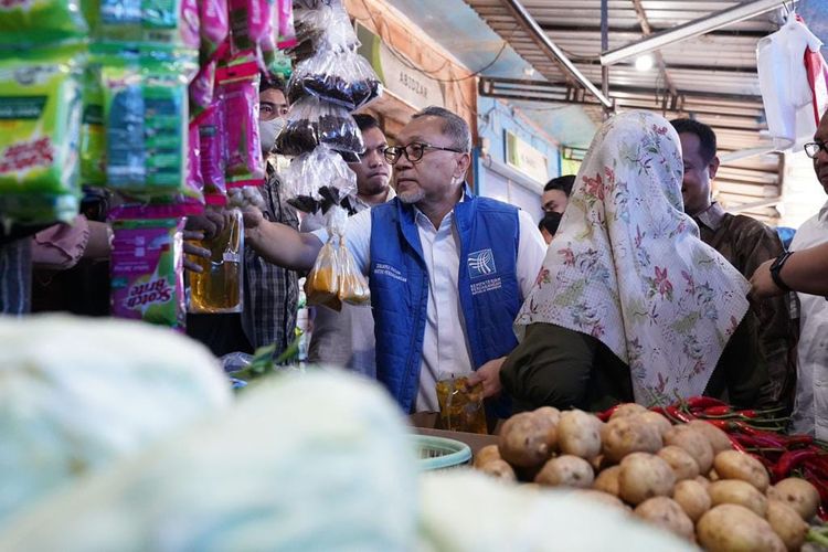 Menteri Perdagangan (Mendag) Zulkifli Hasan saat Kunjungan Kerja (Kunker) di Pasar Pa’baeng baeng, Makassar, Minggu (6/11/2022). 