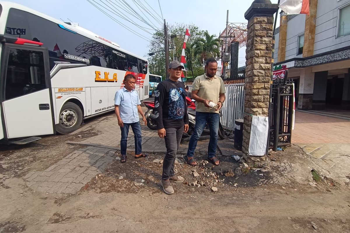Kanit Reskrim Polsek Waru AKP Adik Agus Putrawan saat menunjukkan lokasi pengeroyokan calo di Terminal Bungurasih Sidoarjo, Kamis (21/8/2025)