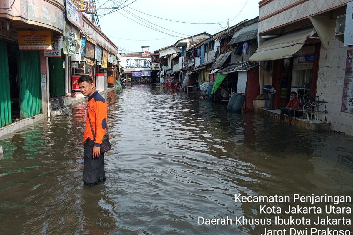 Suasana genangan air yang muncul di Penjaringan, Jakarta Utara, pada Minggu (1/1/2023).