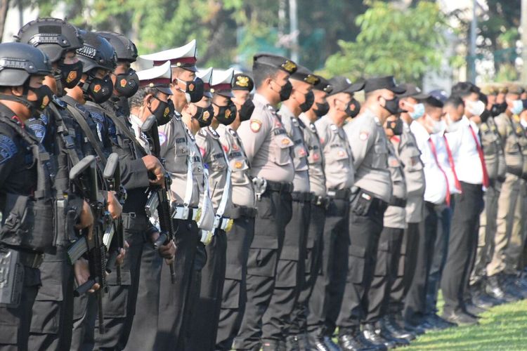 Kepolisian Resor Bogor mengerahkan 2.801 personel untuk mengamankan ibadah Natal 2021 di seluruh gereja di Kabupaten Bogor, Jawa Barat, pada Jumat (24/12/2021).