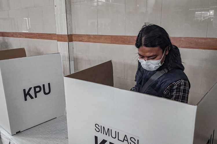 Warga Bandung Barat melakukan simulasi pemilihan umum di bilik suara, Ngamprah, Bandung Barat, Jawa Barat.