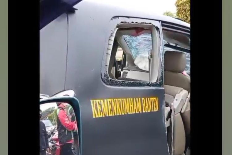 Mobil Kantor Wilayah Kementerian Hukum dan HAM (Kemenkumham) mengalami kecelakaan lalu lintas di Cipondoh, Kota Tangerang, Selasa (14/9/2021).