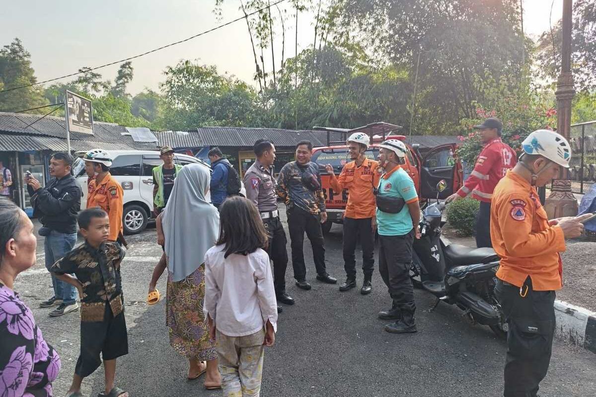 Personel BPBD Sumedang evakuasi jambret masuk jurang Cadas Pangeran, Sumedang, Jabar, Selasa (6/8/2024). KOMPAS.com/DOK. BPBD Sumedang