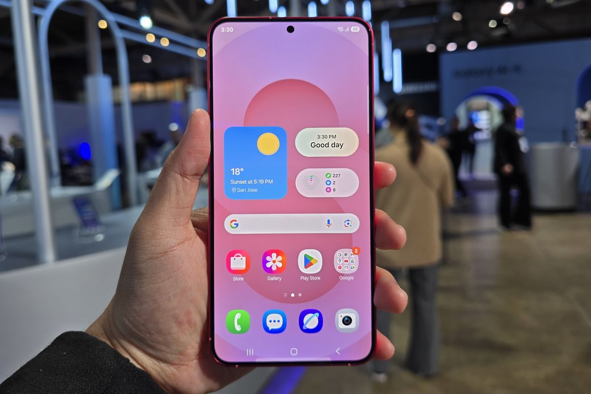 Samsung membekali Galaxy S25 dan Galaxy S25 Plus dengan software baru, yakni sistem antarmuka OneUI 7 versi stabil. Antarmuka OneUI 7 berbasis sistem operasi (OS) Android 15. Samsung menjamin duo ponsel ini mendapatkan update OS hingga 7 generasi dan dukungan keamanan hingga 7 tahun.