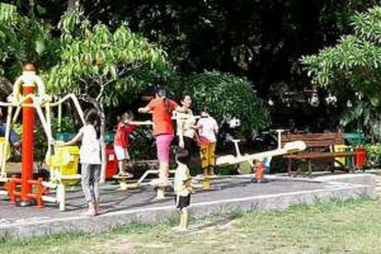 Taman Kota Lumintang di Denpasar, Bali, juga dilengkapi sarana bermain dan alat olahraga luar ruangan. Sejumlah anak dan orang dewasa memanfaatkan sarana tersebut, Sabtu (14/1/2017) sore.