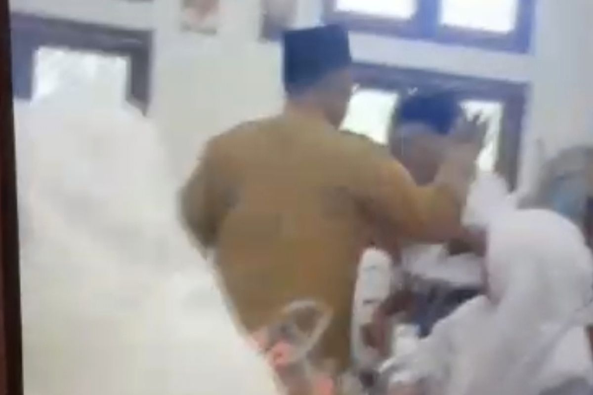 Seorang guru berseragam ASN terekam memukul siswanya di SMAN 1 Pamekasan, Senin (28/7/2025).