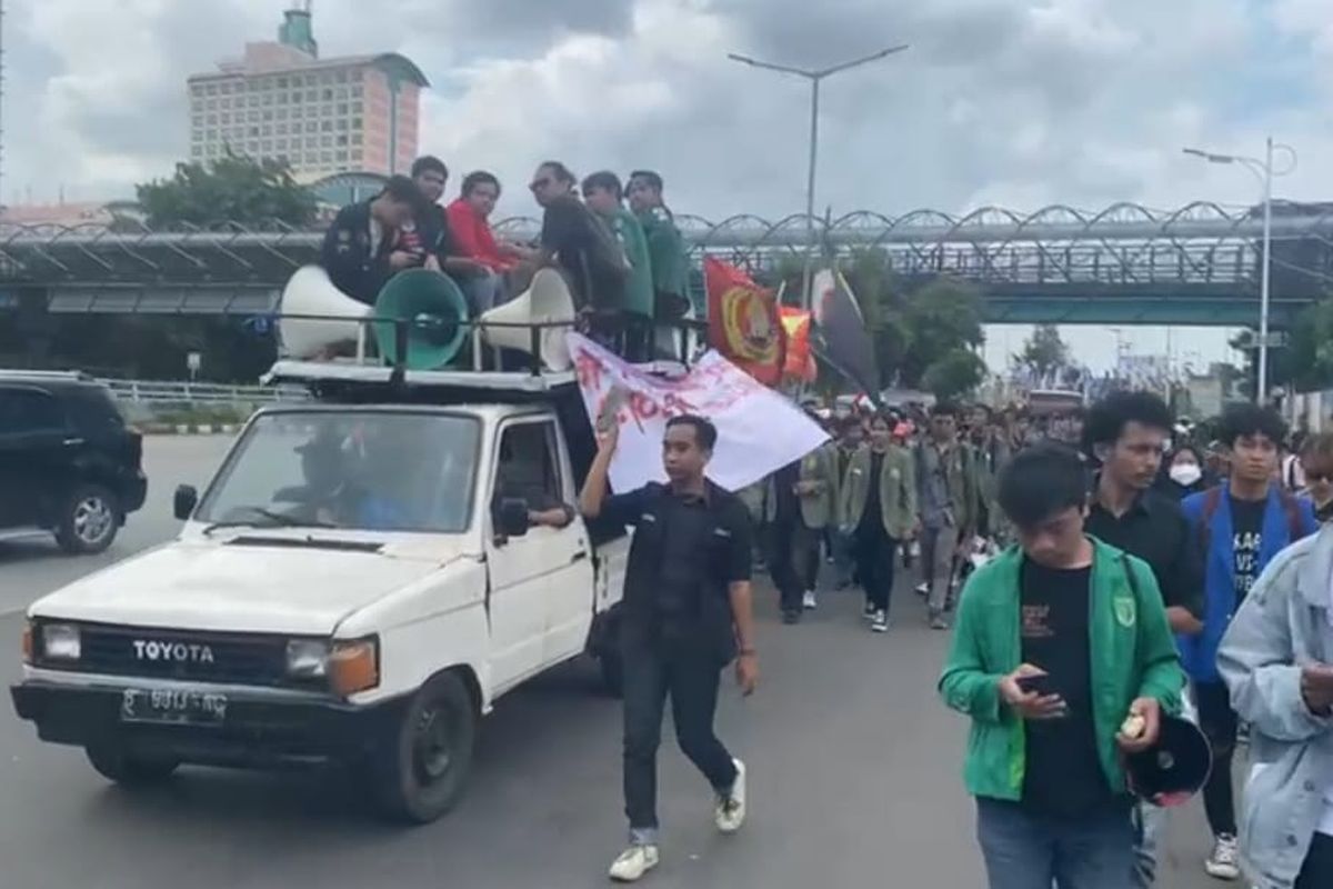 Mahasiswa long march dari Tugu Reformasi Universitas Trisakti hingga kawasan Harmoni, Rabu (7/2/2024). 