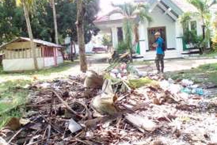 Dalam beberapa minggu terakhir, tumpukan sampah  menghiasi kantor DPRD Kabupaten Bima.