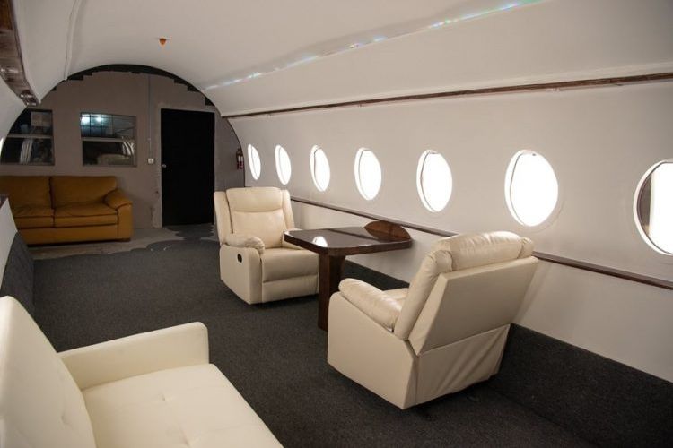 Sebuah studio foto dengan set jet pribadi yang dimanfaatkan oleh influencer di Amerika Serikat (AS).
