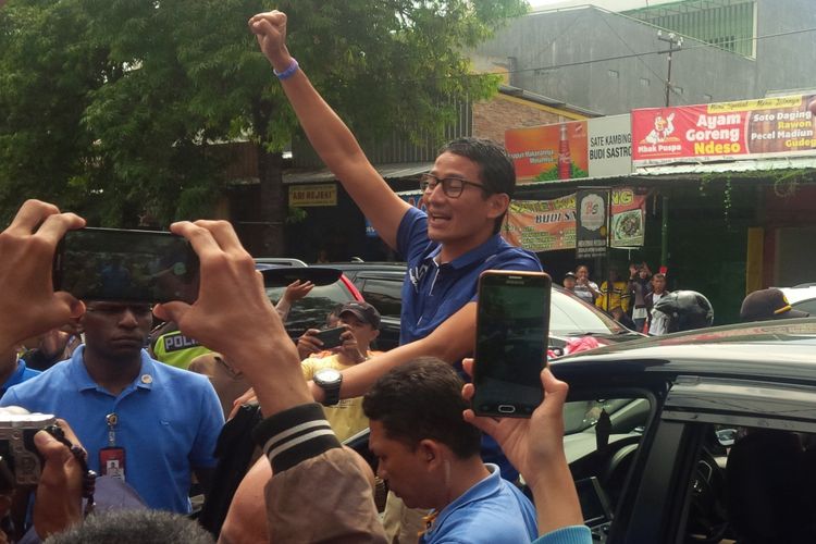 Calon wakil presiden (Cawapres) nomor urut 02 Sandiaga Uno di Soto Ayam Gading 4 Jalan Brigjen Sudiarto, Danukusuman, Serengan, Solo, Jawa Tengah, Sabtu (12/1/2019).