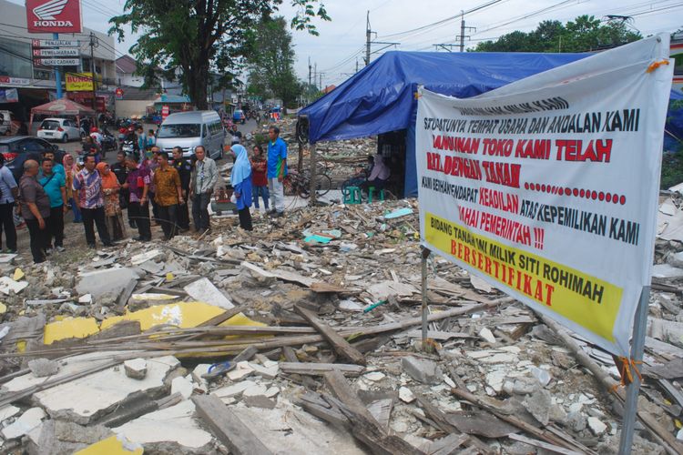 Komisi I DPRD Kabupaten Bogor melakukan kunjungan kerja ke lokasi pembongkaran rumah warga di Desa Bojonggede, Kecamatan Bojonggede, Kabupaten Bogor, Jumat (6/4/2018).