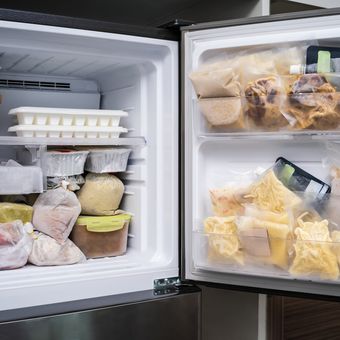 Ilustrasi freezer kulkas dua pintu. 