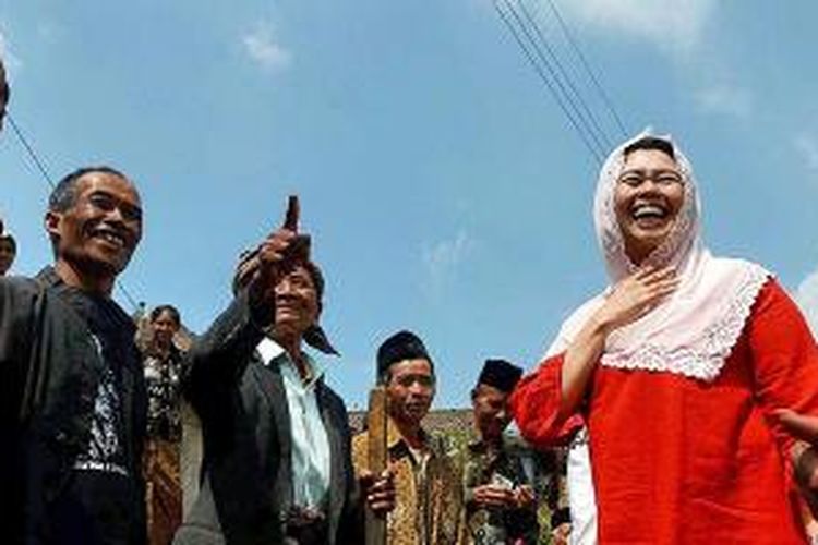 Yenny Wahid disambut dengan ramah saat hadir pada Festival Lima Gunung XIV di Dusun Mantran Wetan, Kecamatan Ngablak, Kabupaten Magelang, Jawa Tengah. 