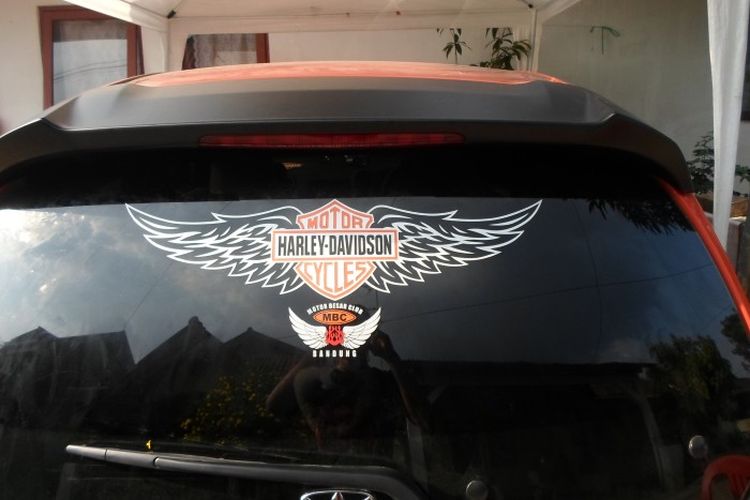 Stiker di kaca belakang mobil