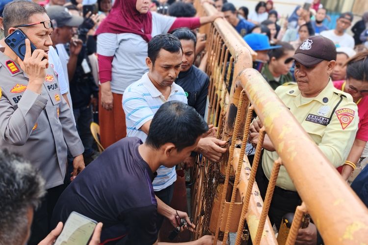Ratusan Pekerja PT Ghim Li Tutup Gerbang Perusahaan di Batam, Tuntut Upah dan Pesangon