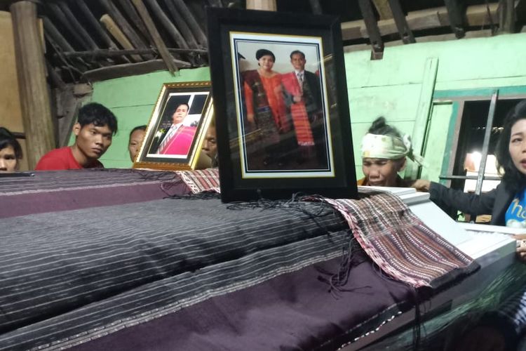 Peti jenazah korban pasutri Pandiangan/boru Simbolon saat tiba di Kabupaten Samosir, Rabu (26/12/2018).